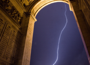 Eclair près de l'Arc de Triomphe